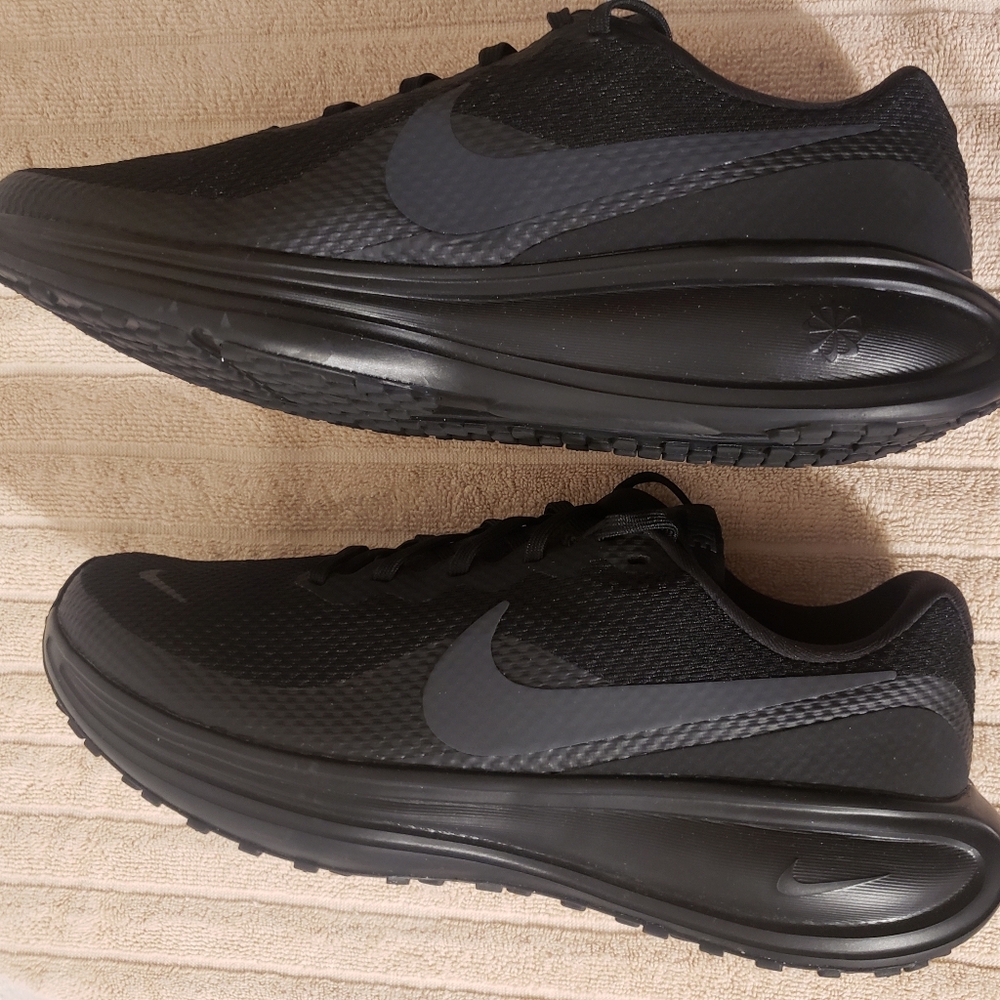 Nike Men's Black Athletic Running Shoes 8.5, or Women's Size 10